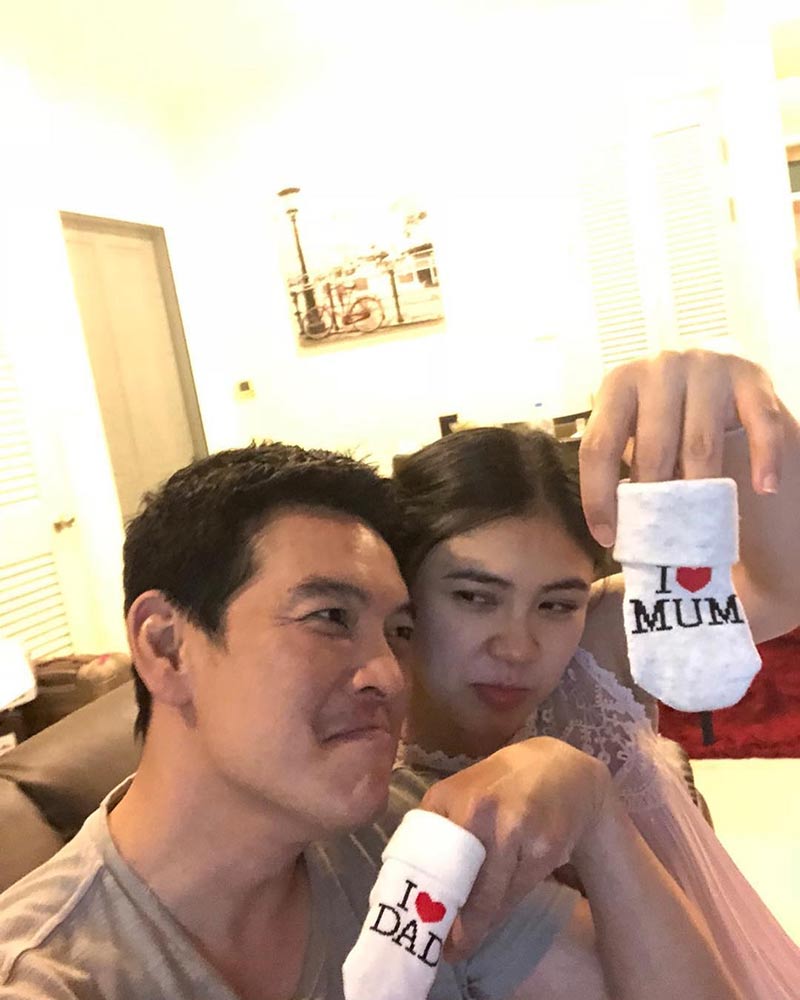 ชาคริต แย้มนาม