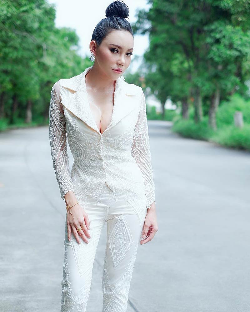 เอ็มมี่ อมลวรรณ 