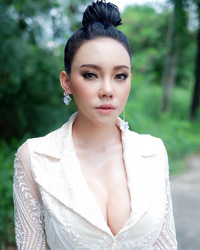 เอ็มมี่ อมลวรรณ 