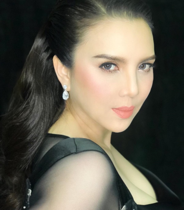   นีโน่ เมทนี คริสติน่า อากีล่าร์  