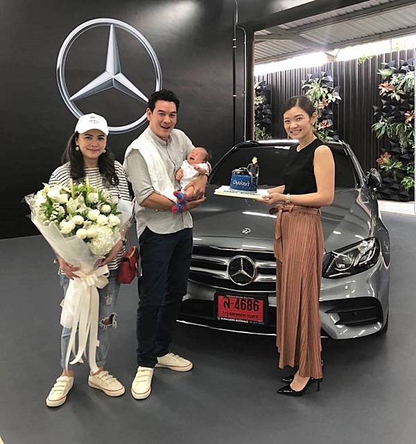 ชาคริต แย้มนาม