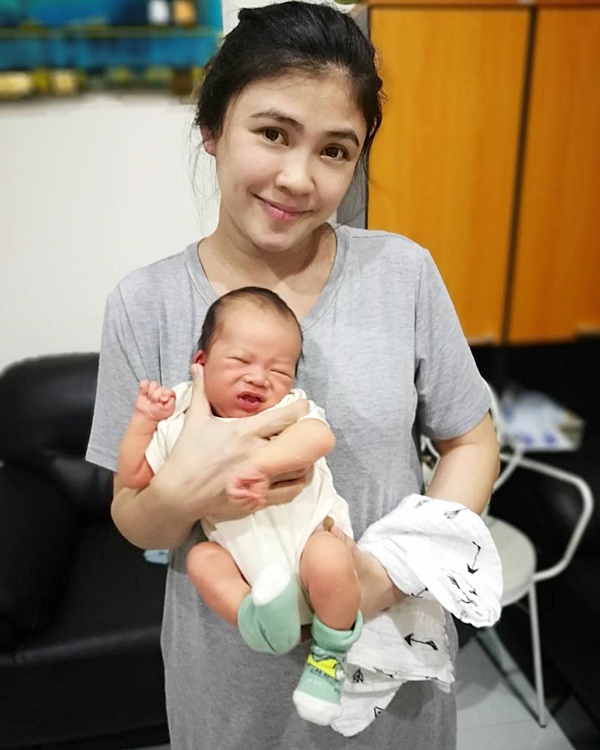 ชาคริต แย้มนาม