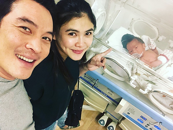 ชาคริต แย้มนาม