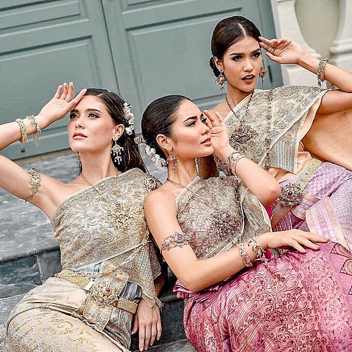 แนท - น้ำตาล - มารีญา ในชุดไทย 