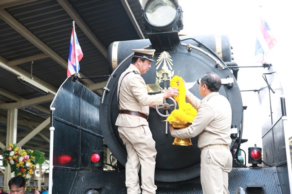 นั่งรถไฟไอน้ำเที่ยวชมประวัติศาสตร์ 