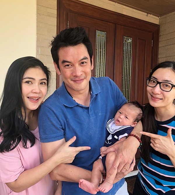 ชาคริต แย้มนาม