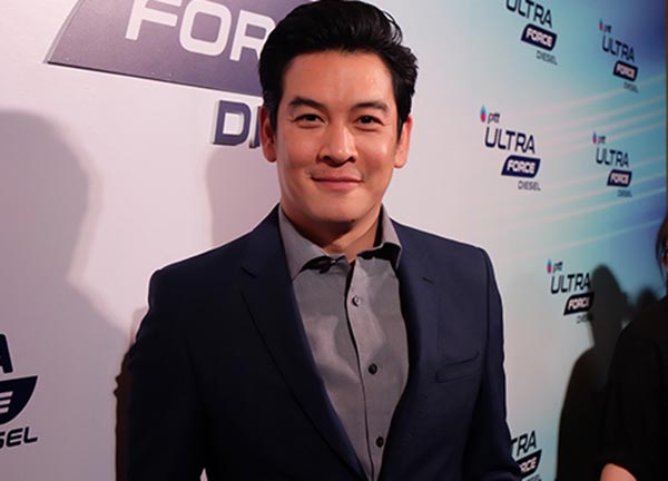 ชาคริต แย้มนาม