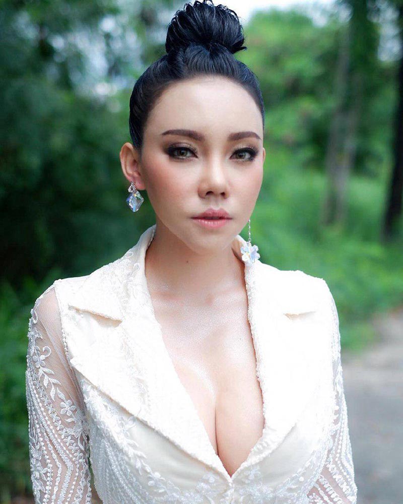 เอ็มมี่ อมลวรรณ