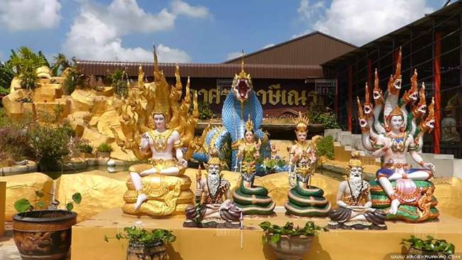 คอหวยแห่ส่องเลขในอ่างน้ำมนต์