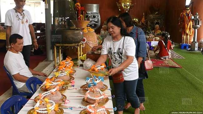 คอหวยแห่ส่องเลขในอ่างน้ำมนต์