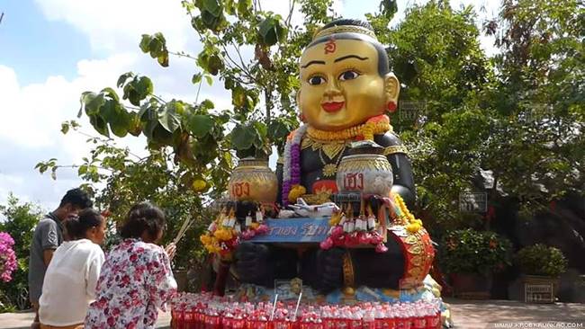 คอหวยแห่ส่องเลขในอ่างน้ำมนต์