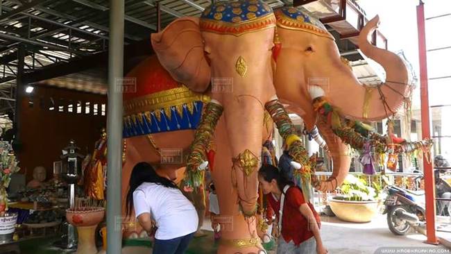 คอหวยแห่ส่องเลขในอ่างน้ำมนต์