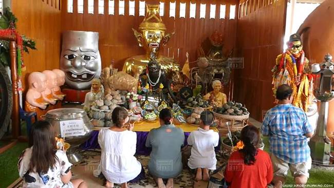 คอหวยแห่ส่องเลขในอ่างน้ำมนต์