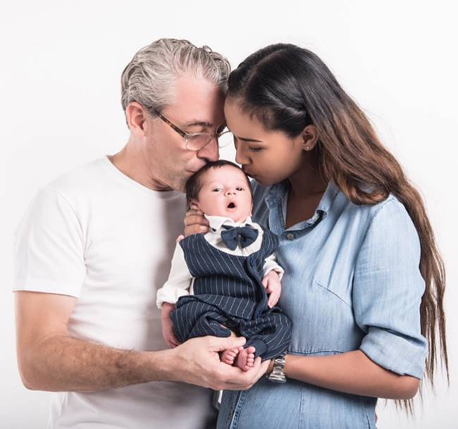 เมญ่า-สามี อุ้มลูกชาย น้องเมลิน