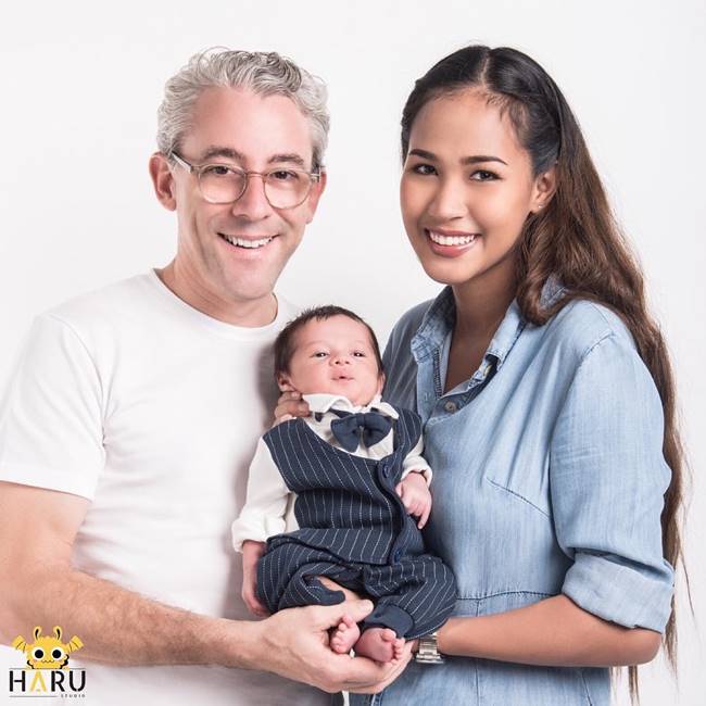 เมญ่า-สามี อุ้มลูกชาย น้องเมลิน