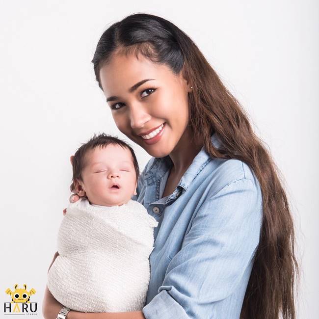 เมญ่า-สามี อุ้มลูกชาย น้องเมลิน