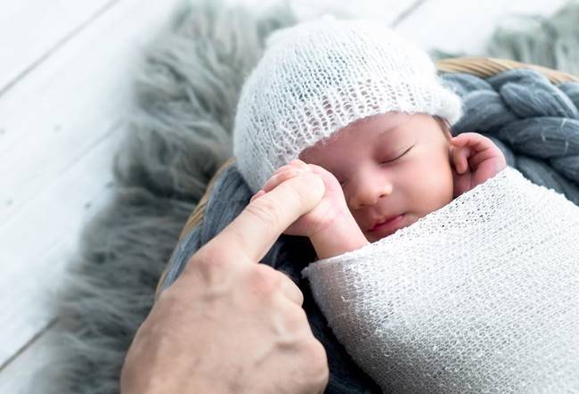 เมญ่า-สามี อุ้มลูกชาย น้องเมลิน