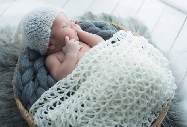 เมญ่า-สามี อุ้มลูกชาย น้องเมลิน