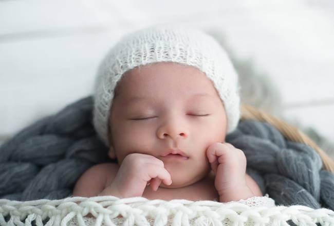 เมญ่า-สามี อุ้มลูกชาย น้องเมลิน