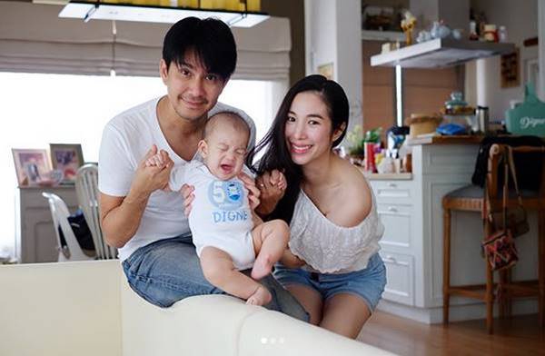 เอ้ก บุษกร ควงกัปตัน - น้องดิน สวมชุดไทย 