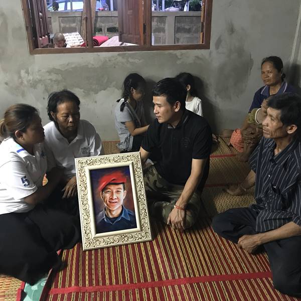 ไผ่ พงศธร ร่วมเคารพอัฐิ น.ต. สมาน กุนัน