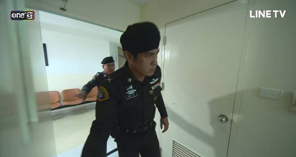  ฉากตำรวจเปิดประตูใน 