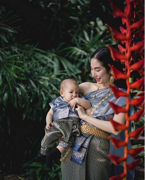 เอ้ก บุษกร ควงกัปตัน - น้องดิน สวมชุดไทย 