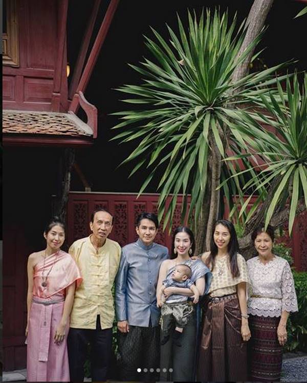 เอ้ก บุษกร ควงกัปตัน - น้องดิน สวมชุดไทย 