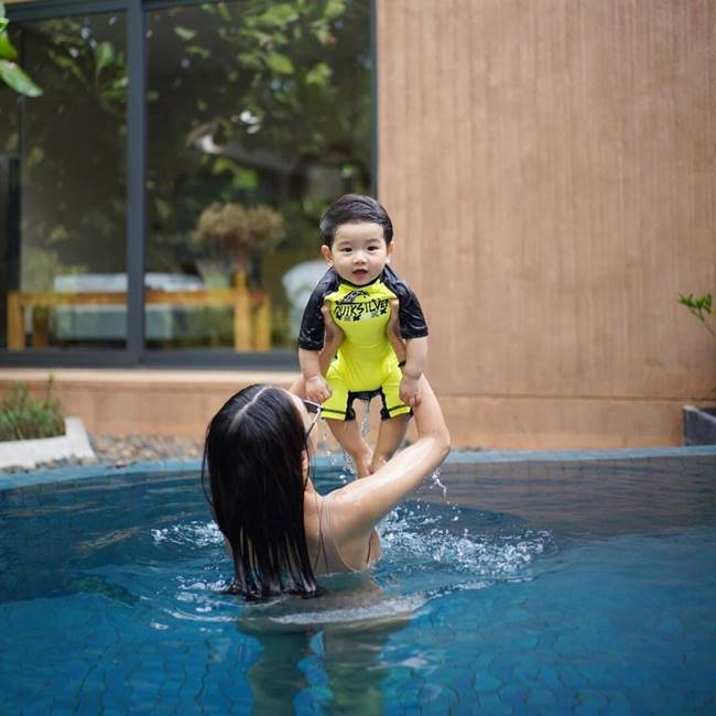 เนย โชติกา