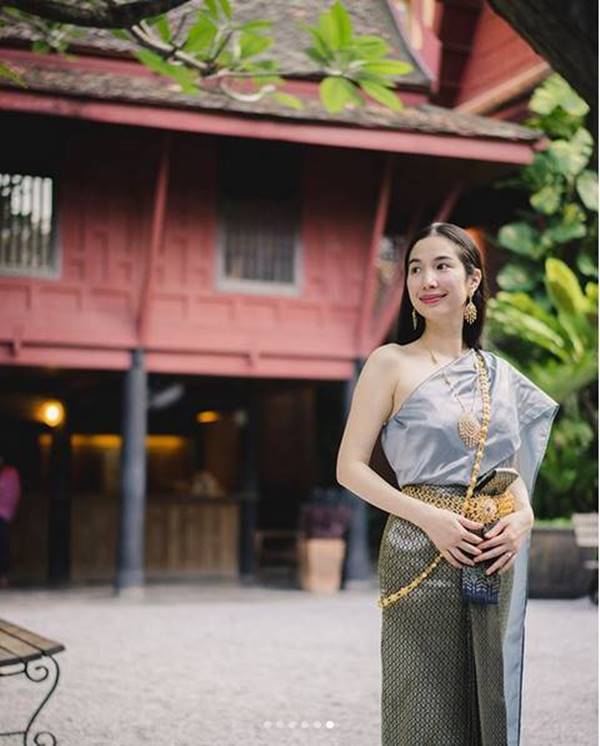 เอ้ก บุษกร ควงกัปตัน - น้องดิน สวมชุดไทย 