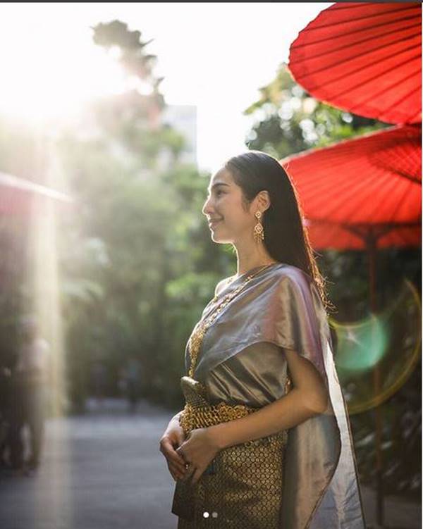 เอ้ก บุษกร ควงกัปตัน - น้องดิน สวมชุดไทย 