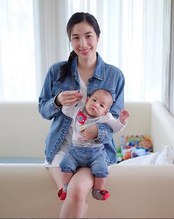 เอ้ก บุษกร ควงกัปตัน - น้องดิน สวมชุดไทย 