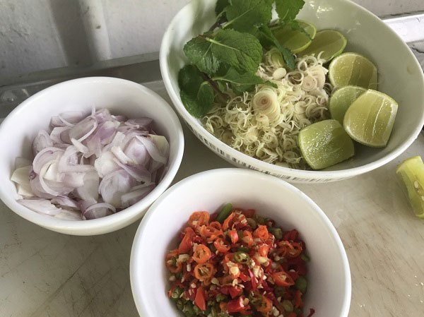 พล่าปลาสด 