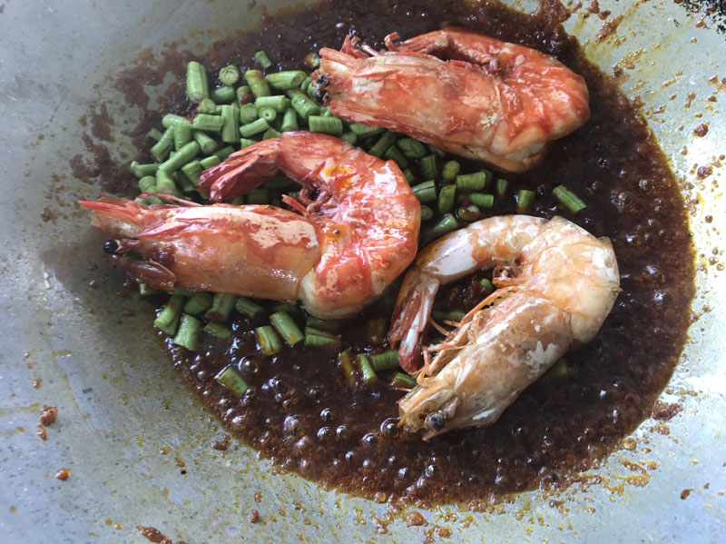กุ้งผัดพริกแกง