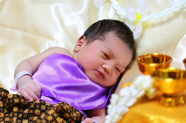 ทารกใส่ชุดไทย