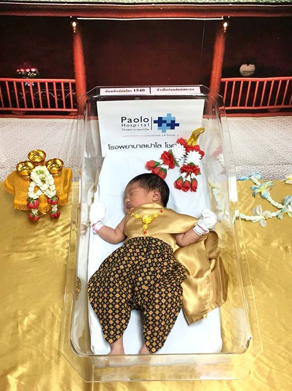 ทารกใส่ชุดไทย