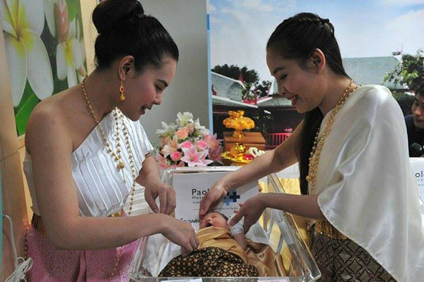 ทารกใส่ชุดไทย