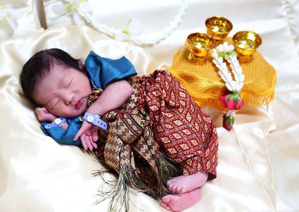 ทารกใส่ชุดไทย