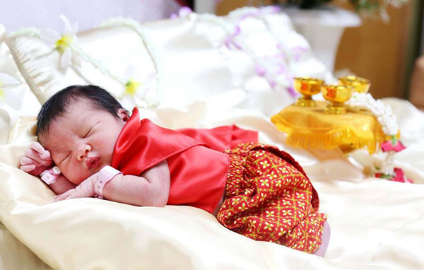 ทารกใส่ชุดไทย