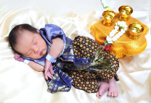 ทารกใส่ชุดไทย