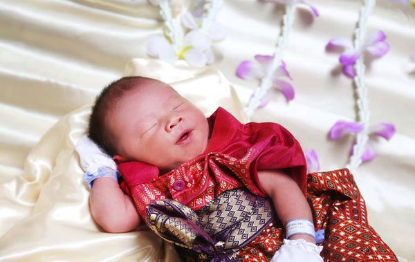 ทารกใส่ชุดไทย