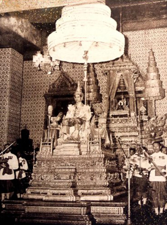 เรื่องน่ารู้พระราชพิธีบรมราชาภิเษก ว่าด้วย...การลดพระมหาเศวตฉัตร