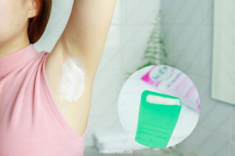 ขั้นตอนที่ 1 การกําจัดขนรักแร้โดยการทาครีมกำจัดขน veet ลงบริเวณขนรักแร้