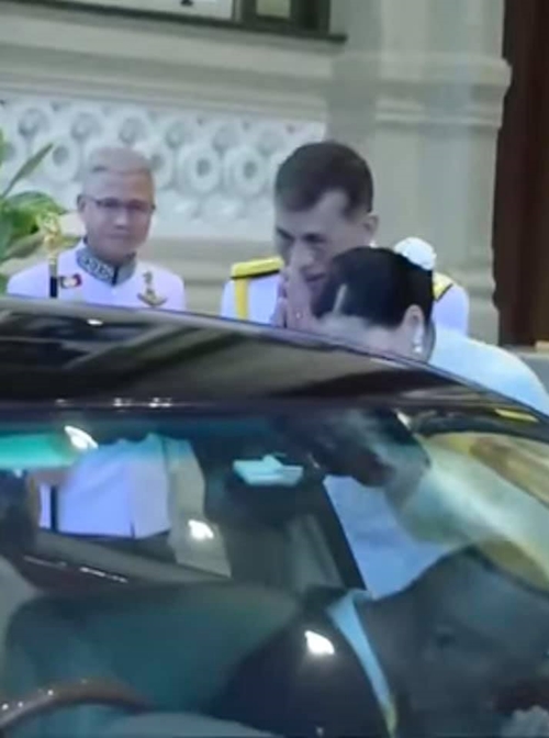  ในหลวง พระราชินี ทรงยกพระหัตถ์ ไหว้ลา สมเด็จพระสันตะปาปาฟรานซิส