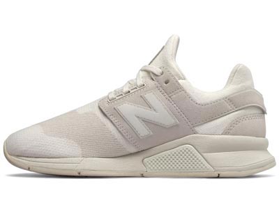 รองเท้าผ้าใบสีขาว