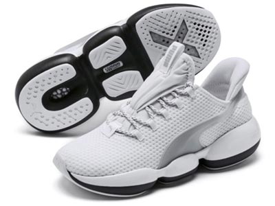 รองเท้าผ้าใบสีขาว