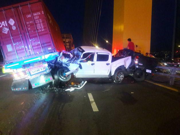 รถกระบะชนรถบรรทุก