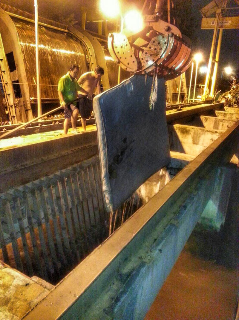 ขยะริมน้ำ