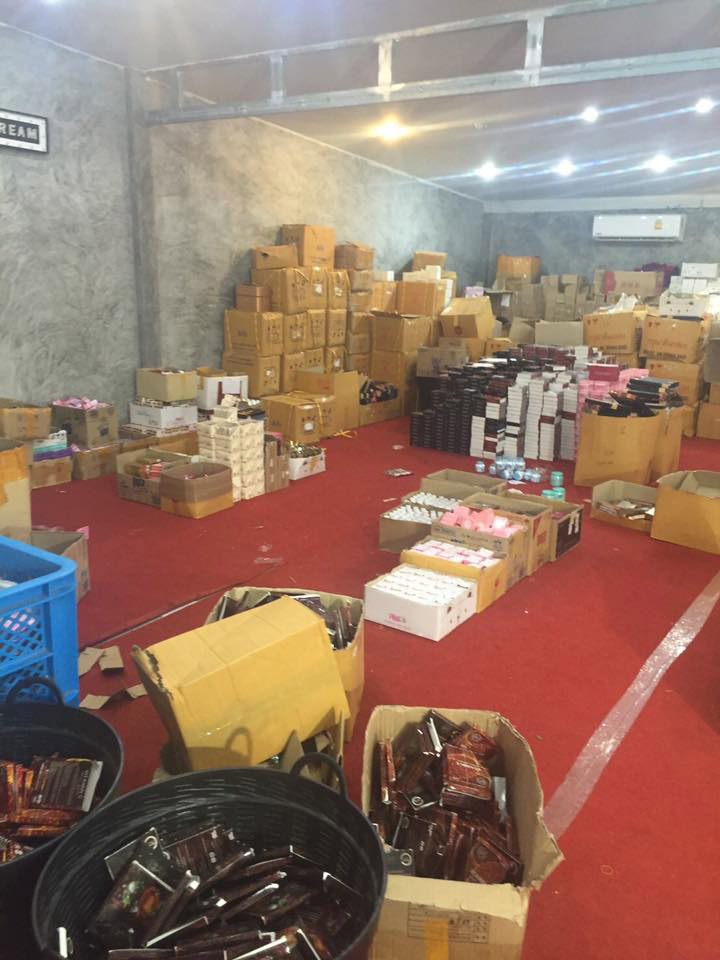 ราชินี บาร์เรียขายครื่องสำอางเถื่อน