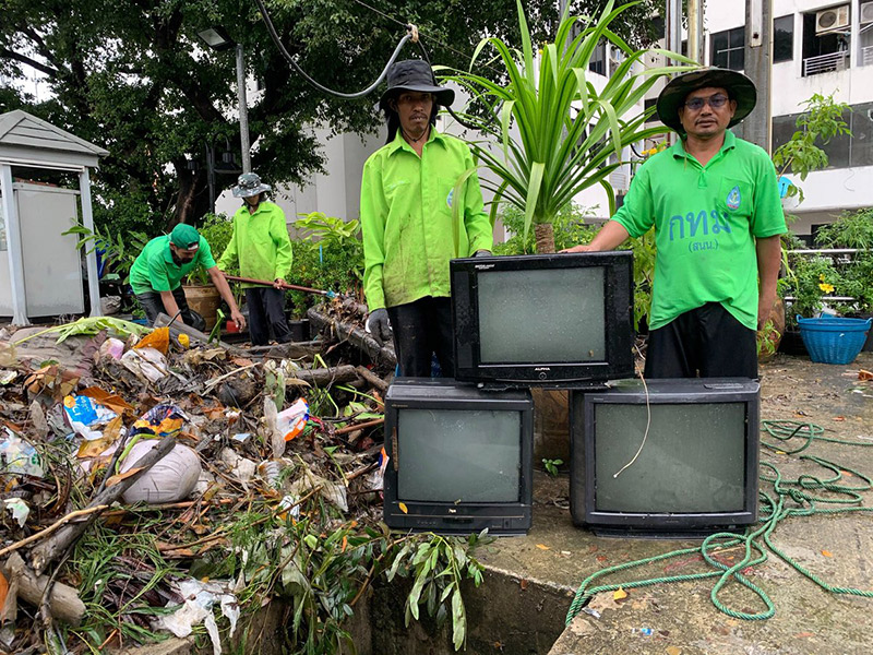 ขยะริมน้ำ